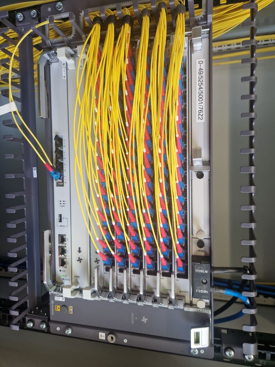 Glasfaser Rack und Patchfeld in einem Technikbereich