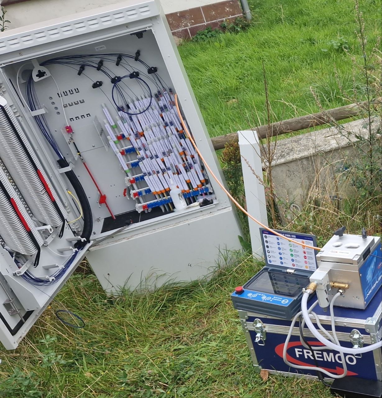 FTTH Einblasen mit Fremco Gerät an einem Glasfaserverteiler